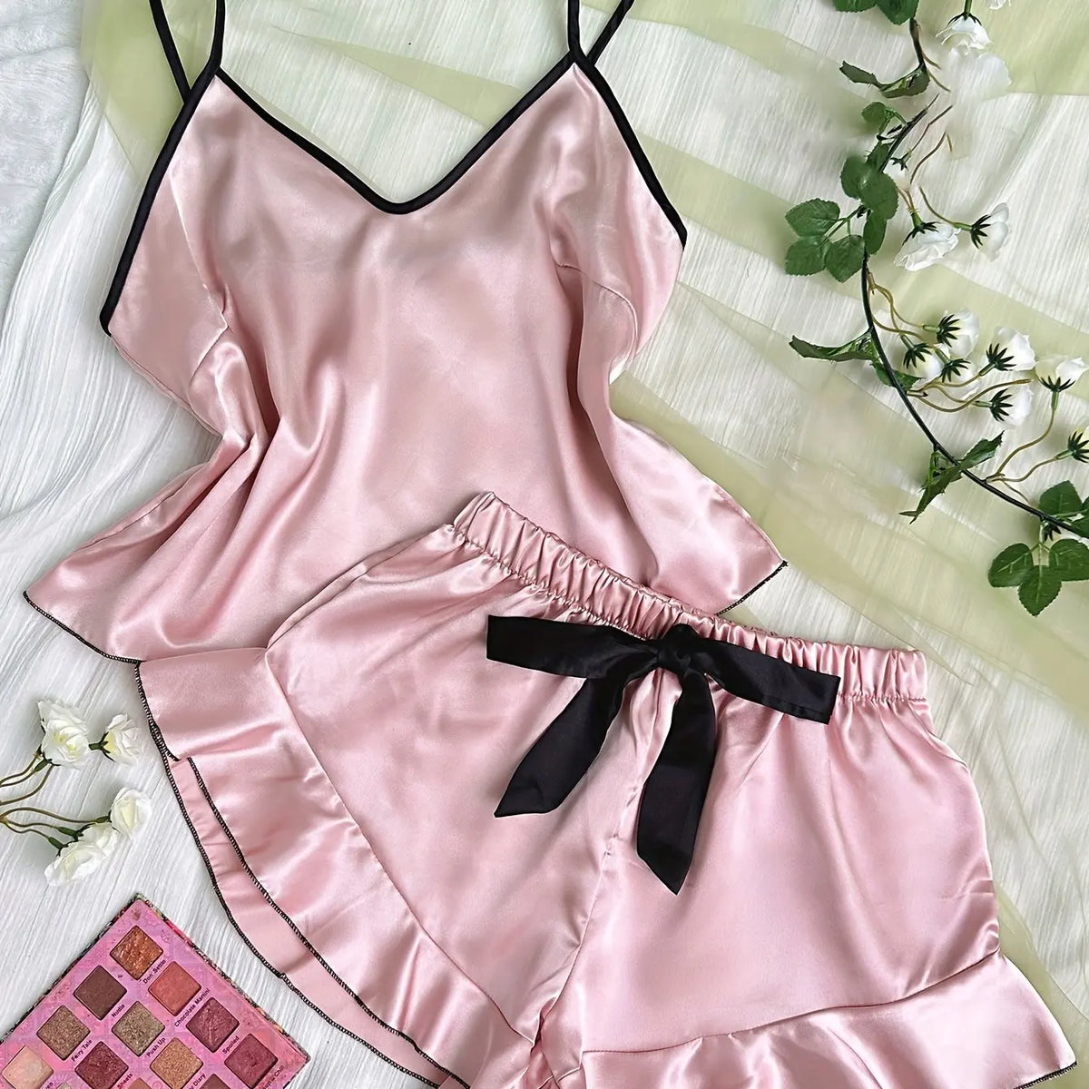 Conjunto Pijama Babados Sweet Tie (Regata Decote V + Shorts com Laço Acetinado)